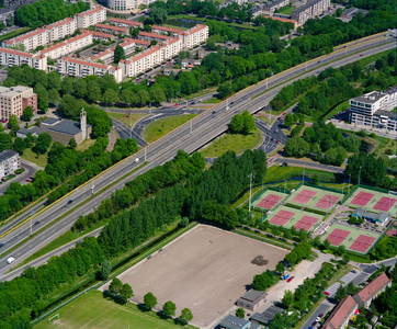 840446 Luchtfoto van de Waterlinieweg met de rotonde 't Goyplein te Utrecht vanuit het zuiden. Linksboven flatgebouwen ...